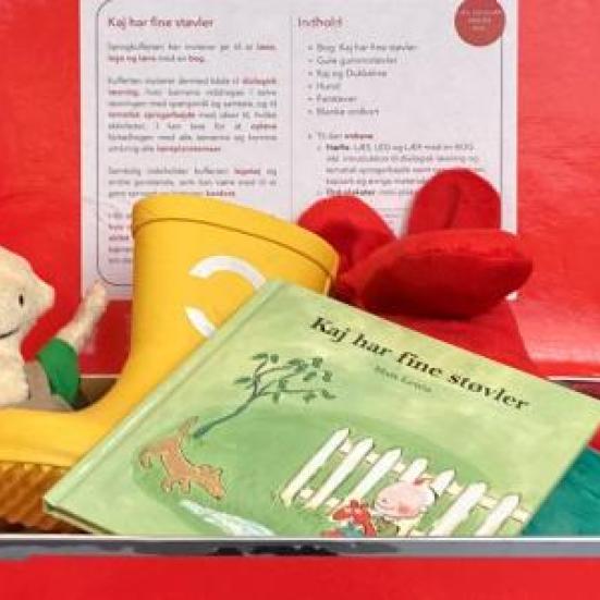 Indholdet i en åben sprogkuffert i farven rød