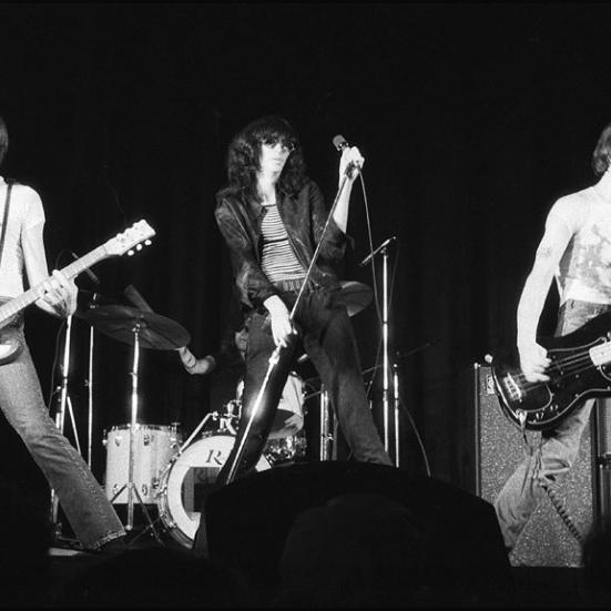 Meget unge Ramones spiller på en lille scene