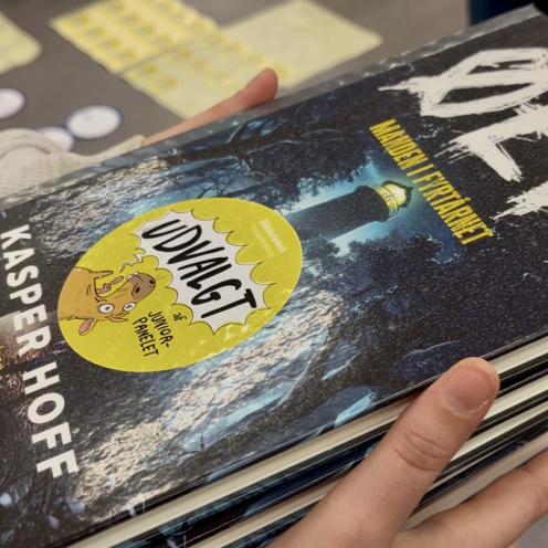 bog med klistermærke